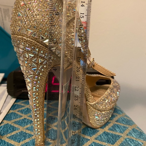 Stiletto Gold heels worn once. Woman’s 6.5 - Picture 6 of 6